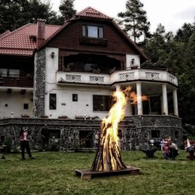 Atmosfera in jurul focului de tabara Atmosfera in jurul focului de tabara