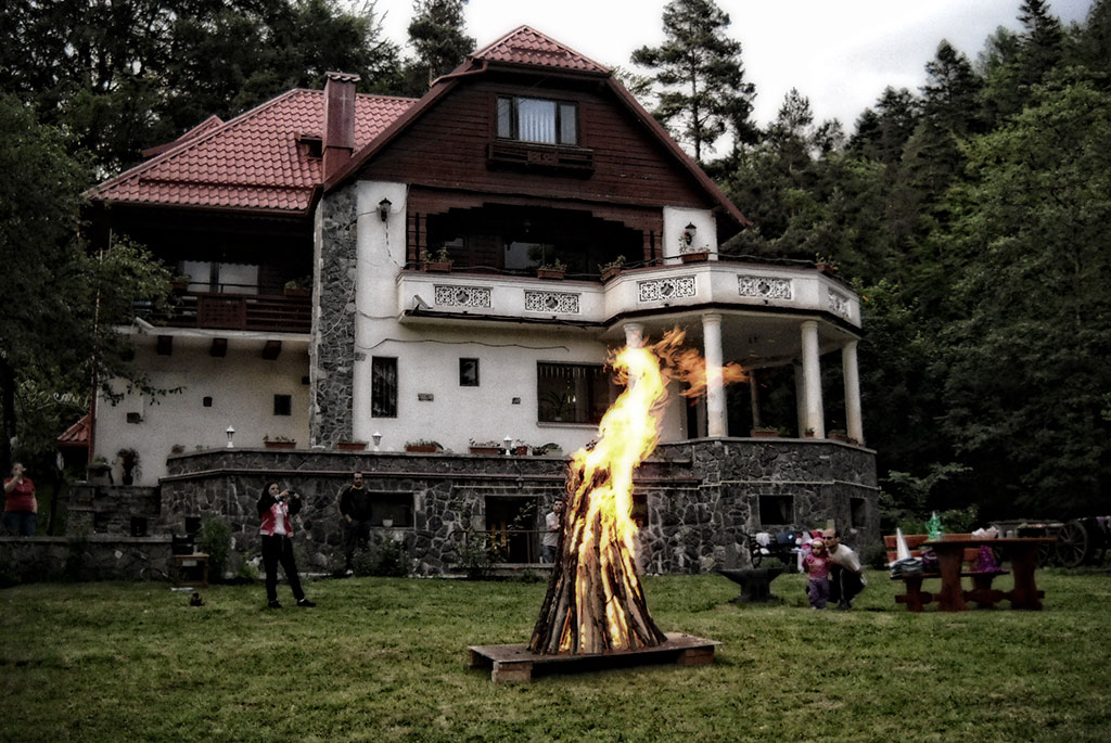 Atmosfera in jurul focului de tabara