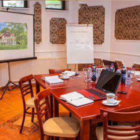 Sala de conferinte cu ecran de proiectie si flipchart Sala de conferinte cu ecran de proiectie si flipchart