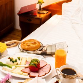 Mic dejun la pensiunea Boema Mic dejun la pensiunea Boema